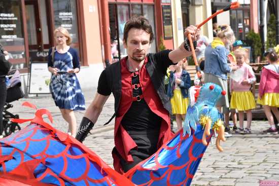 [WIDEO/FOTO] Żółty Marsz Nadziei okrążył świdnicki rynek na zwieńczenie VI edycji Pól Nadziei. Okrągły jubileusz obchodziło TPC Hospicjum