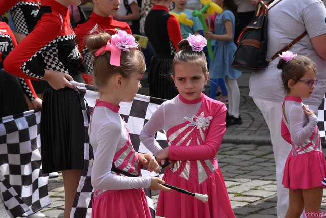 [WIDEO/FOTO] Żółty Marsz Nadziei okrążył świdnicki rynek na zwieńczenie VI edycji Pól Nadziei. Okrągły jubileusz obchodziło TPC Hospicjum