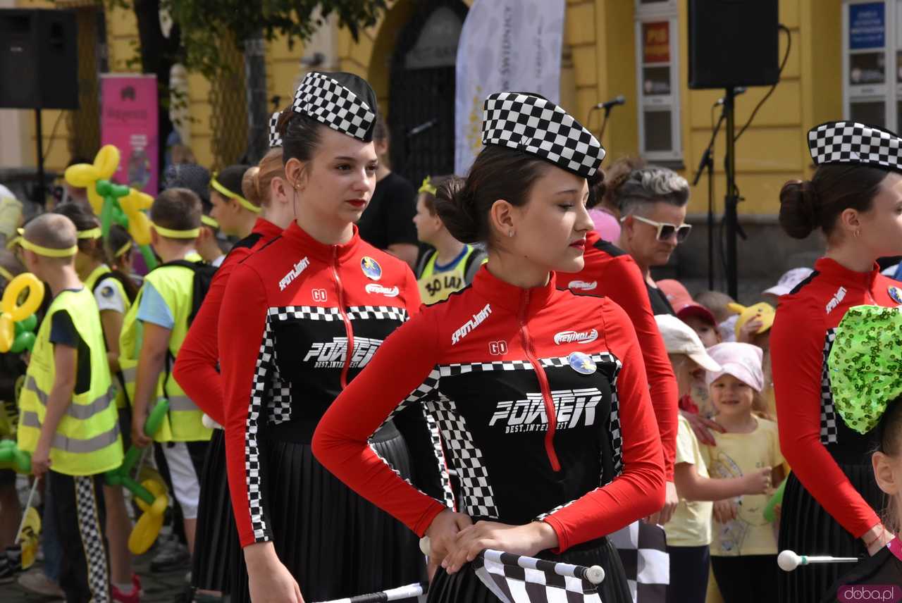 [WIDEO/FOTO] Żółty Marsz Nadziei okrążył świdnicki rynek na zwieńczenie VI edycji Pól Nadziei. Okrągły jubileusz obchodziło TPC Hospicjum