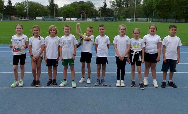 [FOTO] Uczniowie klas II i III rywalizowali w trójbóju lekkoatletycznym