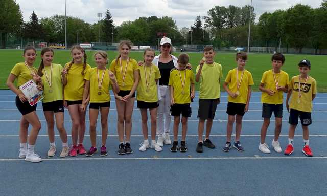 [FOTO] Uczniowie klas II i III rywalizowali w trójbóju lekkoatletycznym