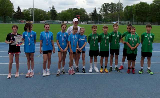 [FOTO] Uczniowie klas II i III rywalizowali w trójbóju lekkoatletycznym