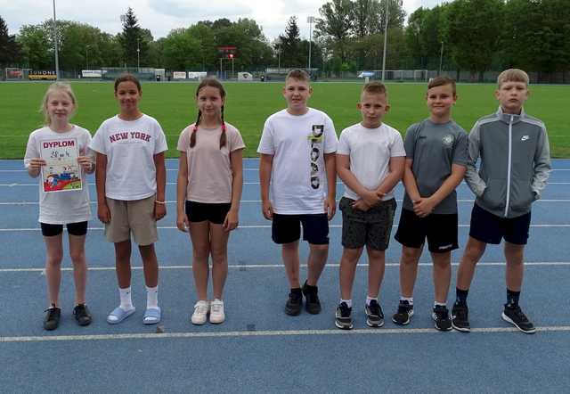 [FOTO] Uczniowie klas II i III rywalizowali w trójbóju lekkoatletycznym