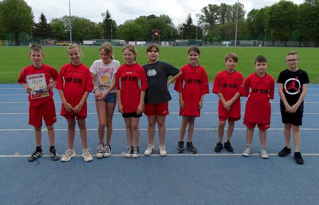 [FOTO] Uczniowie klas II i III rywalizowali w trójbóju lekkoatletycznym