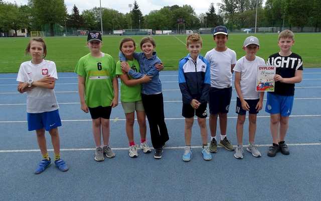 [FOTO] Uczniowie klas II i III rywalizowali w trójbóju lekkoatletycznym
