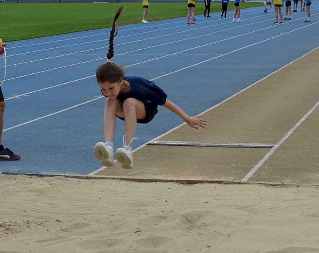 [FOTO] Uczniowie klas II i III rywalizowali w trójbóju lekkoatletycznym