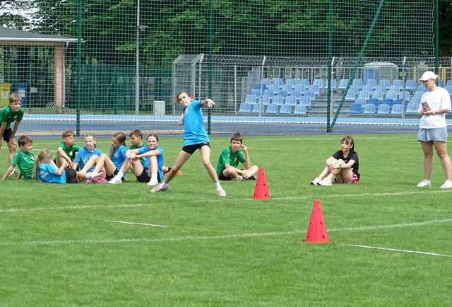 [FOTO] Uczniowie klas II i III rywalizowali w trójbóju lekkoatletycznym
