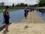 [FOTO] Uczniowie klas II i III rywalizowali w trójbóju lekkoatletycznym