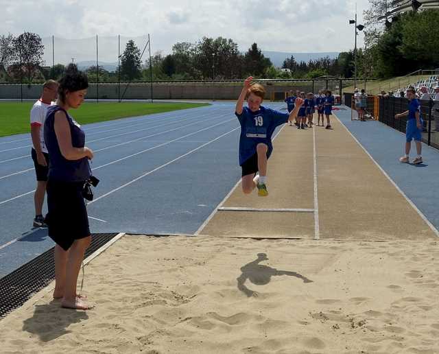 [FOTO] Uczniowie klas II i III rywalizowali w trójbóju lekkoatletycznym