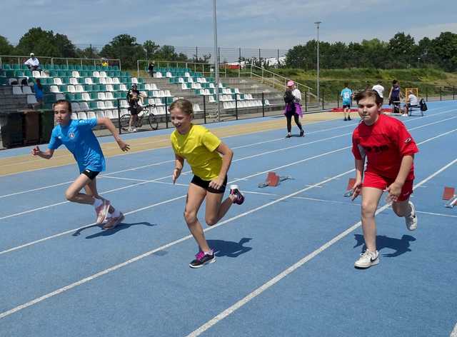 [FOTO] Uczniowie klas II i III rywalizowali w trójbóju lekkoatletycznym