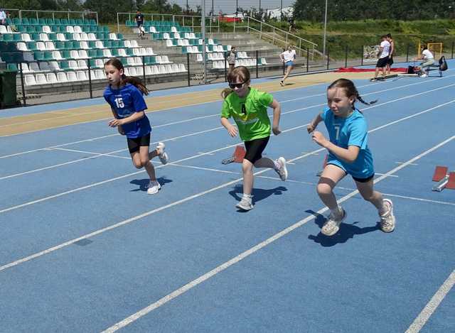 [FOTO] Uczniowie klas II i III rywalizowali w trójbóju lekkoatletycznym