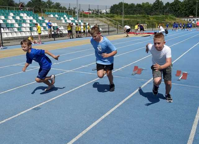 [FOTO] Uczniowie klas II i III rywalizowali w trójbóju lekkoatletycznym