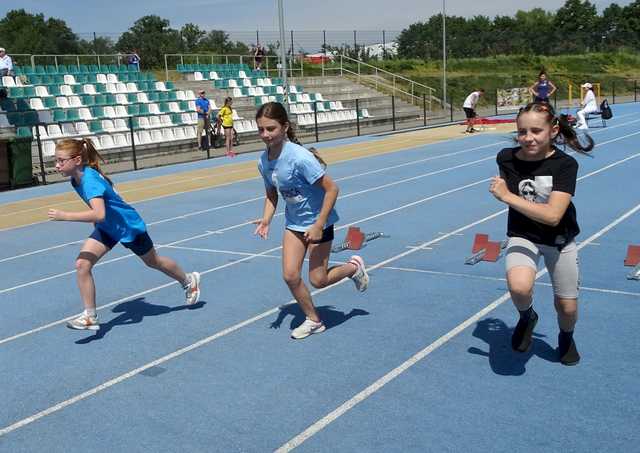 [FOTO] Uczniowie klas II i III rywalizowali w trójbóju lekkoatletycznym