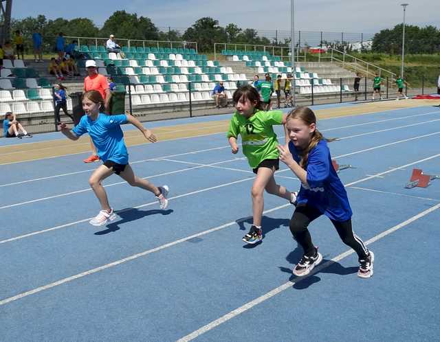 [FOTO] Uczniowie klas II i III rywalizowali w trójbóju lekkoatletycznym