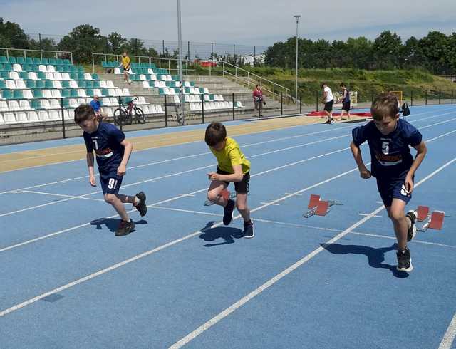 [FOTO] Uczniowie klas II i III rywalizowali w trójbóju lekkoatletycznym