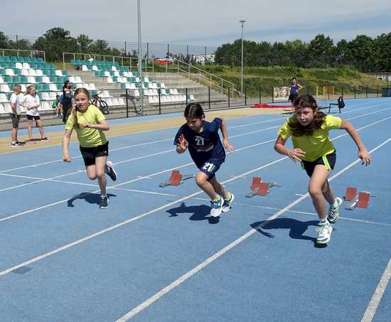 [FOTO] Uczniowie klas II i III rywalizowali w trójbóju lekkoatletycznym