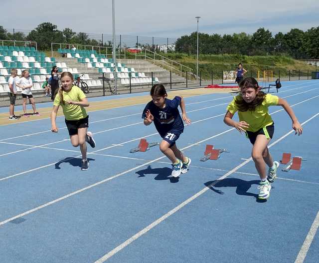 [FOTO] Uczniowie klas II i III rywalizowali w trójbóju lekkoatletycznym