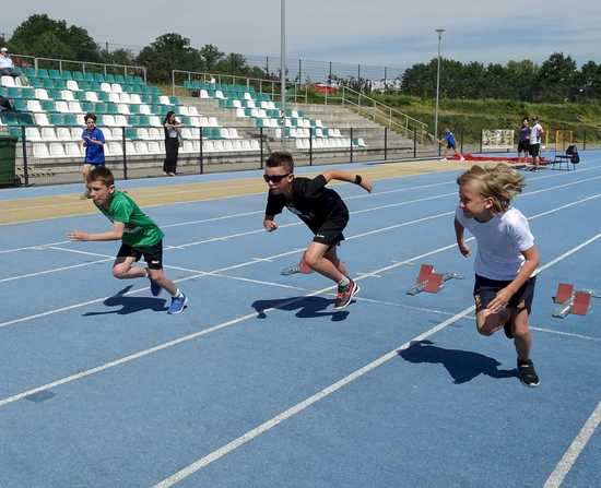 [FOTO] Uczniowie klas II i III rywalizowali w trójbóju lekkoatletycznym
