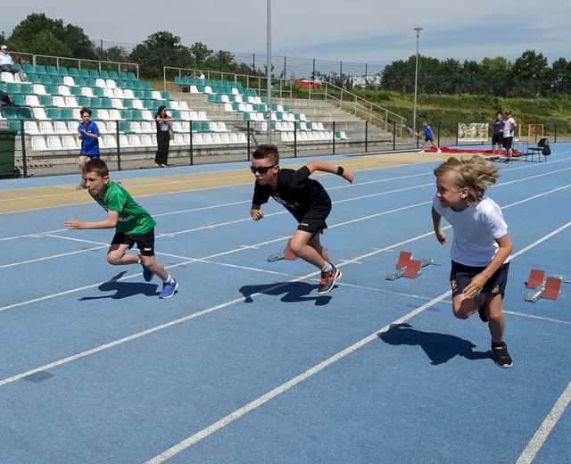 [FOTO] Uczniowie klas II i III rywalizowali w trójbóju lekkoatletycznym