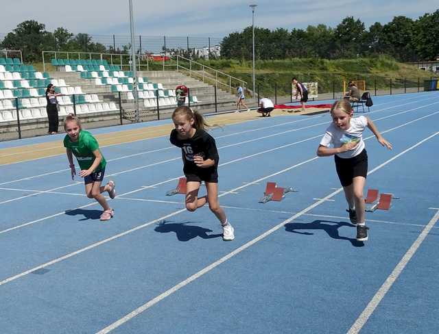 [FOTO] Uczniowie klas II i III rywalizowali w trójbóju lekkoatletycznym