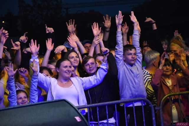 [DUŻO ZDJĘĆ] Piękni i Młodzi porwali żarowską publiczność. Drugi dzień Dni Żarowa pełen atrakcji i dobrej zabawy