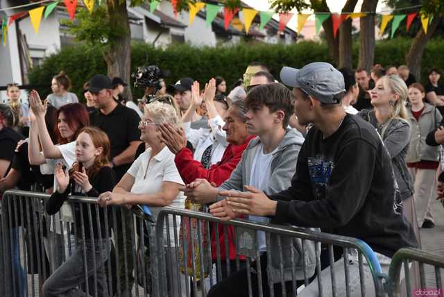 [DUŻO ZDJĘĆ] Piękni i Młodzi porwali żarowską publiczność. Drugi dzień Dni Żarowa pełen atrakcji i dobrej zabawy