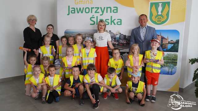 Przedszkolaki z życzeniami na dzień samorządowca