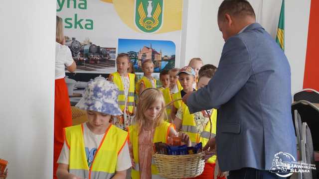 Przedszkolaki z życzeniami na dzień samorządowca