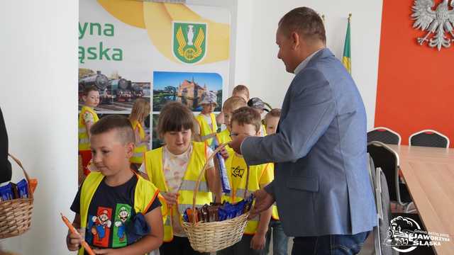 Przedszkolaki z życzeniami na dzień samorządowca