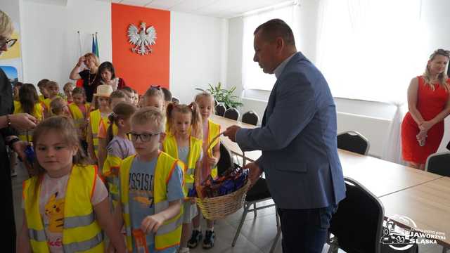 Przedszkolaki z życzeniami na dzień samorządowca