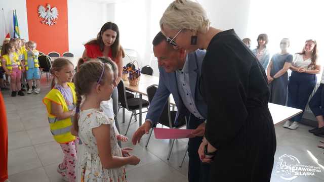 Przedszkolaki z życzeniami na dzień samorządowca