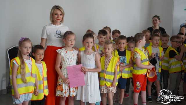 Przedszkolaki z życzeniami na dzień samorządowca