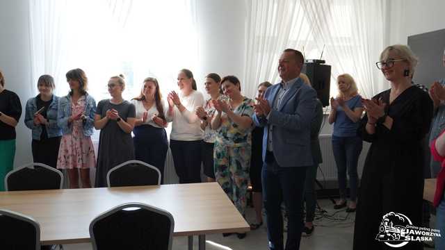 Przedszkolaki z życzeniami na dzień samorządowca