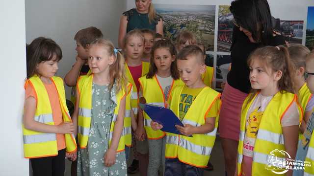 Przedszkolaki z życzeniami na dzień samorządowca