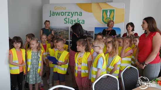 Przedszkolaki z życzeniami na dzień samorządowca
