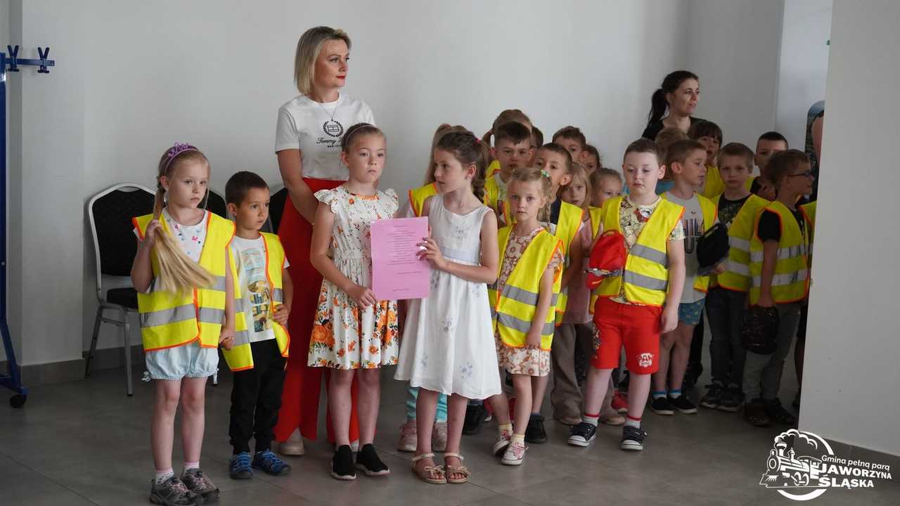 Przedszkolaki z życzeniami na dzień samorządowca