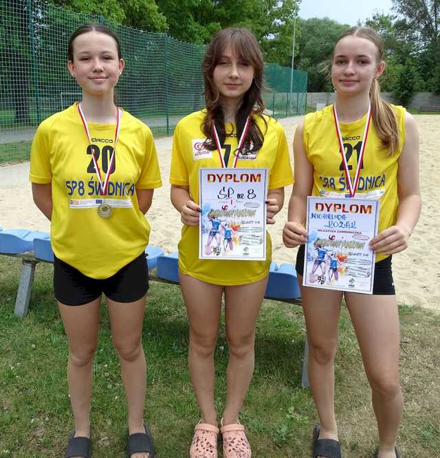 [FOTO] Młode siatkarki rywalizowały w turnieju plażówki