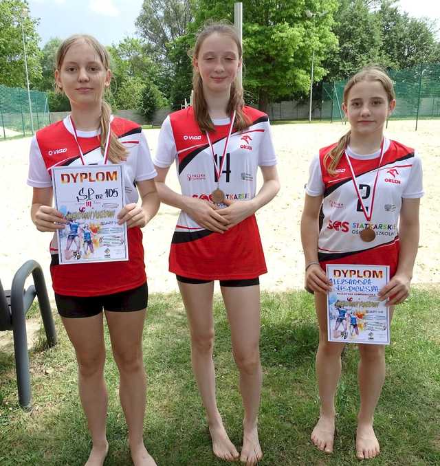 [FOTO] Młode siatkarki rywalizowały w turnieju plażówki