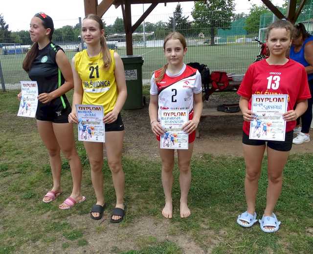 [FOTO] Młode siatkarki rywalizowały w turnieju plażówki
