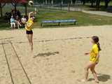 [FOTO] Młode siatkarki rywalizowały w turnieju plażówki