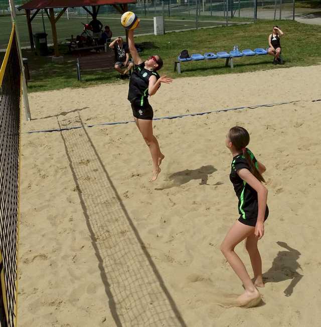 [FOTO] Młode siatkarki rywalizowały w turnieju plażówki