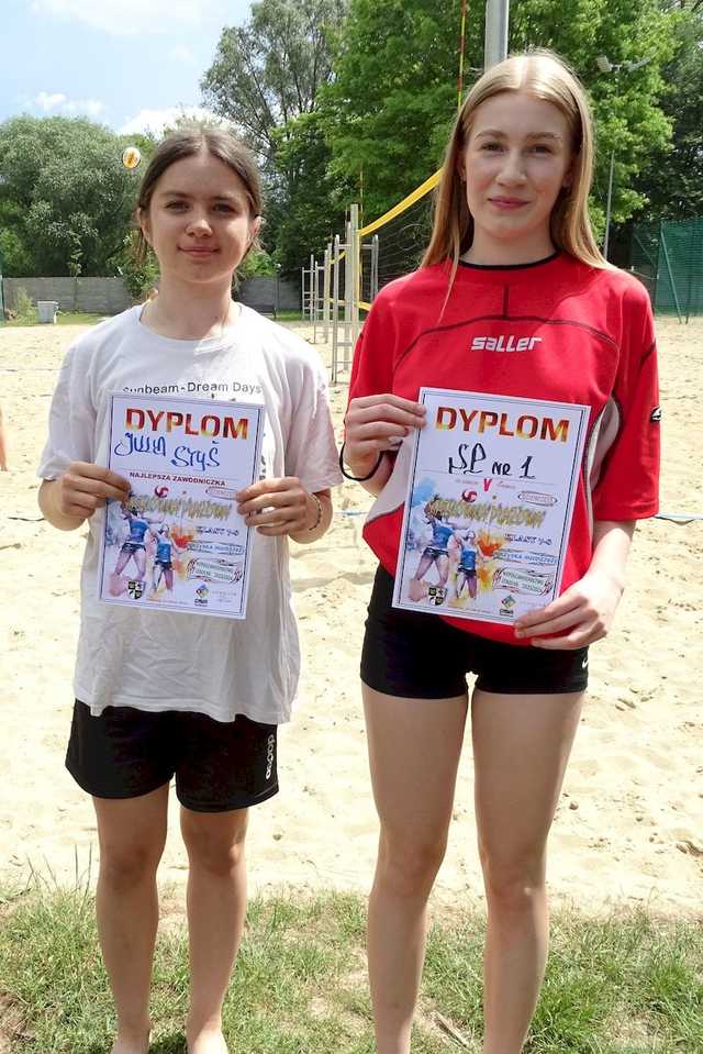 [FOTO] Młode siatkarki rywalizowały w turnieju plażówki