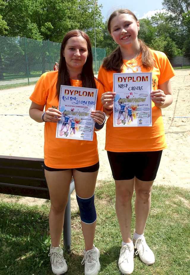 [FOTO] Młode siatkarki rywalizowały w turnieju plażówki