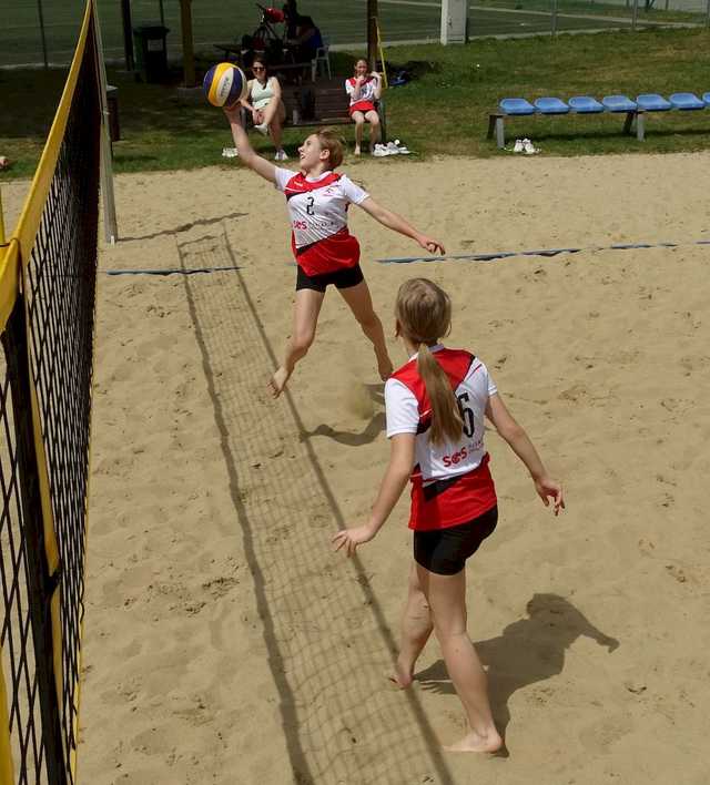 [FOTO] Młode siatkarki rywalizowały w turnieju plażówki