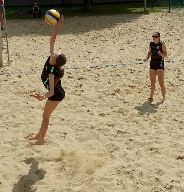 [FOTO] Młode siatkarki rywalizowały w turnieju plażówki