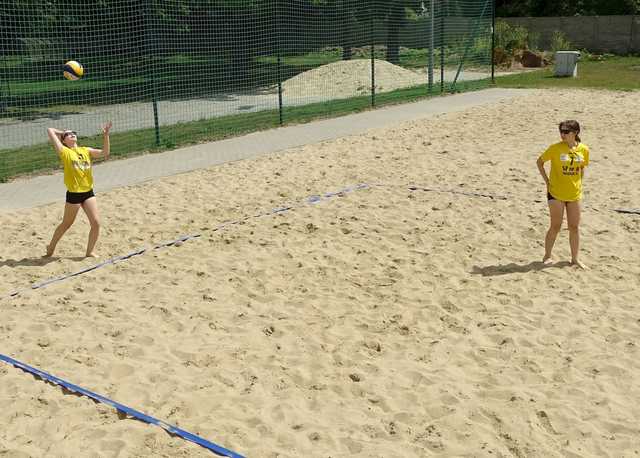 [FOTO] Młode siatkarki rywalizowały w turnieju plażówki
