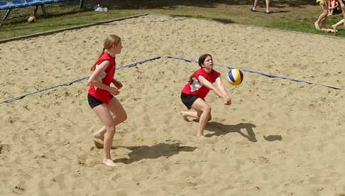 [FOTO] Młode siatkarki rywalizowały w turnieju plażówki