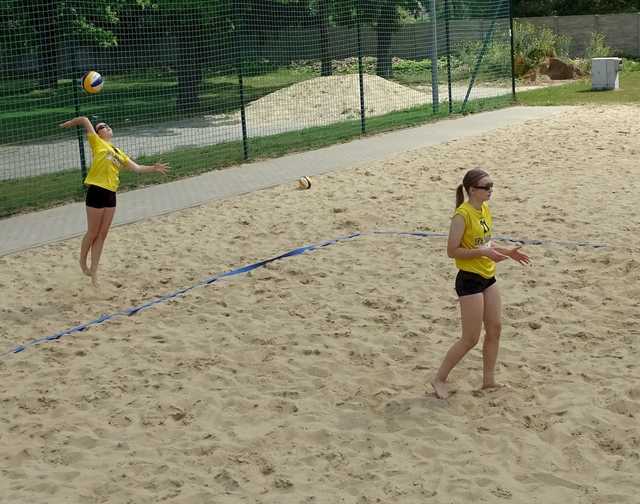 [FOTO] Młode siatkarki rywalizowały w turnieju plażówki