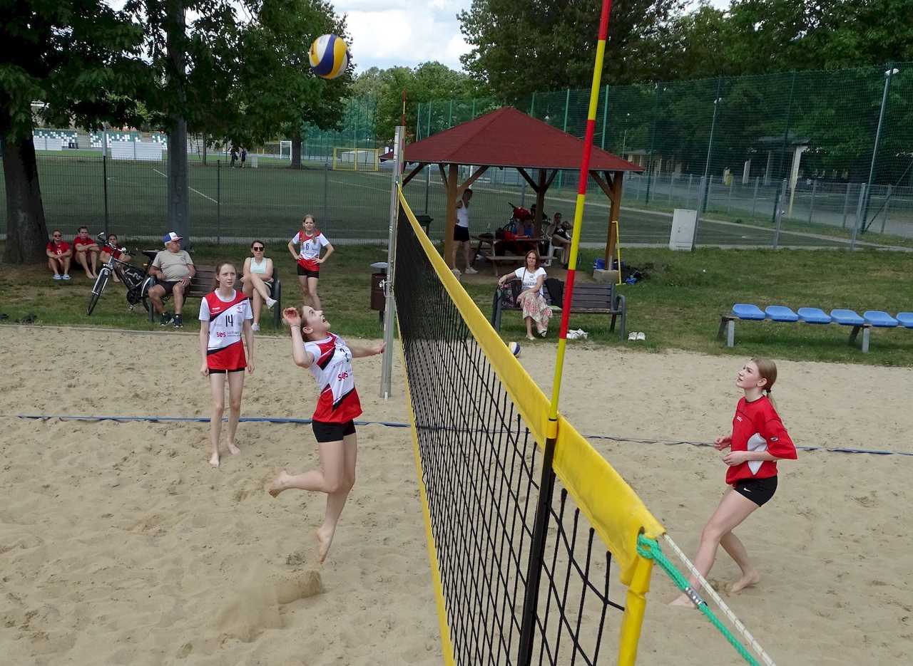 [FOTO] Młode siatkarki rywalizowały w turnieju plażówki