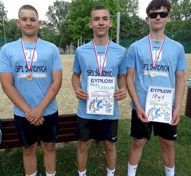 [FOTO] Zacięta rywalizacja chłopców z klas 7-8 w plażówce rozstrzygnięta
